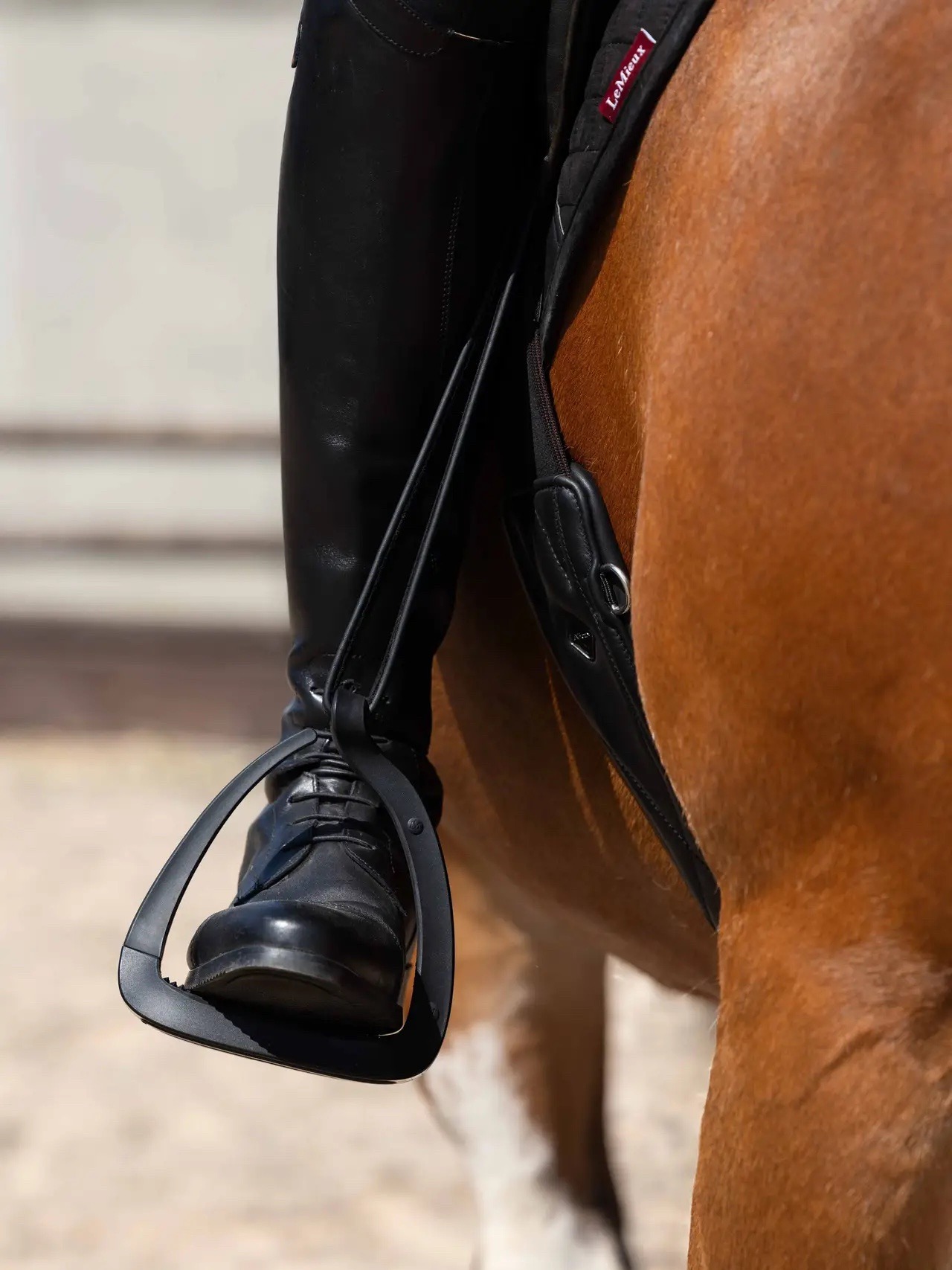 LeMieux VectorFlex Stirrup Black - Image 2